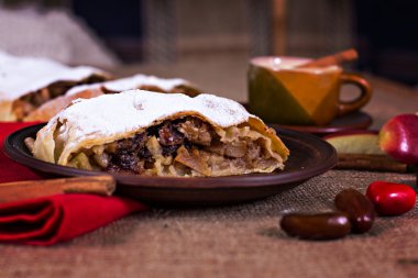 Apple strudel veya elmalı turta