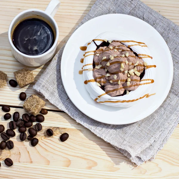 Vita maränger med brun choklad — Stockfoto