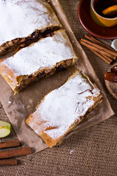 Apple strudel veya elmalı turta