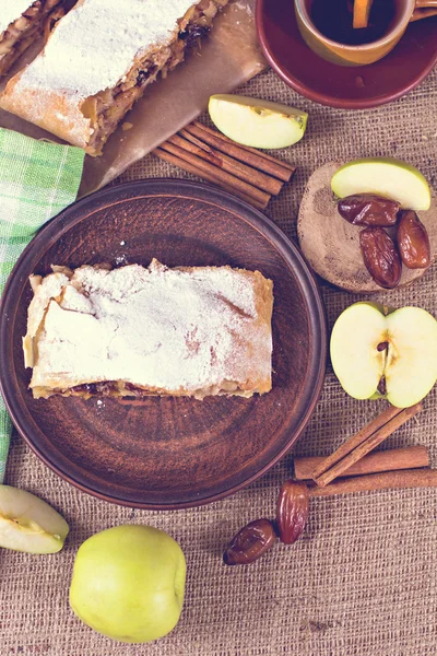 Apple strudel veya elmalı turta