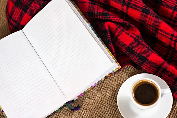 Tè, plaid, torta e un libro — Foto Stock