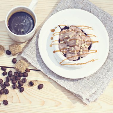 Beyaz meringues kahverengi çikolata ile 