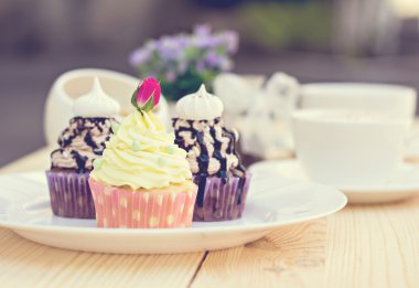 Çikolata ile çikolatalı kek