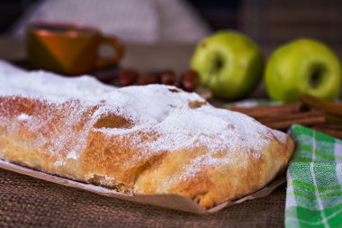 Apple strudel veya elmalı turta
