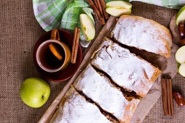 Apple strudel veya elmalı turta