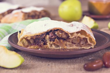 Apple strudel veya elmalı turta