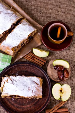 Apple strudel veya elmalı turta