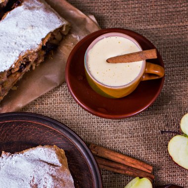 bir fincan kahve ve kalp