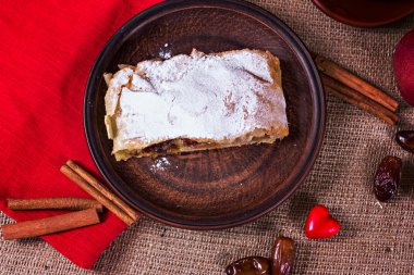 Apple strudel veya elmalı turta