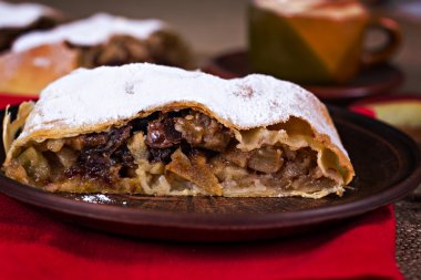 Apple strudel veya elmalı turta