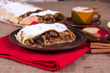 Apple strudel veya elmalı turta