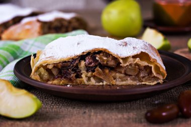 Apple strudel veya elmalı turta