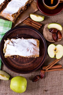 Apple strudel veya elmalı turta