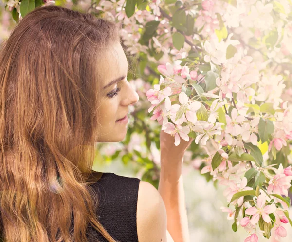 Bahar çiçeği kadında. 