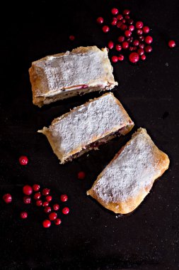 Strudel veya pasta ile kızılcık