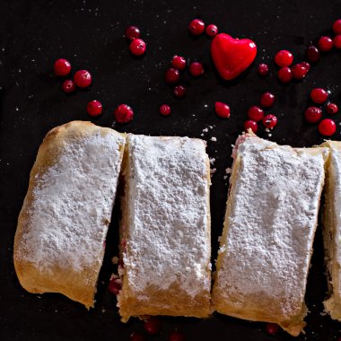 Strudel veya pasta ile kızılcık