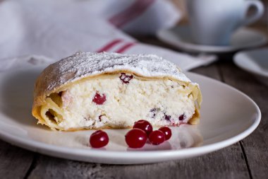 Strudel veya pasta ile kızılcık