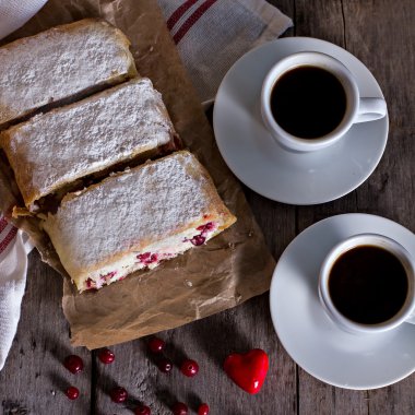 Strudel veya pasta ile kızılcık