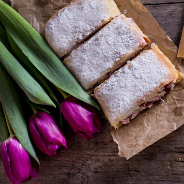 Strudel veya pasta ile kızılcık