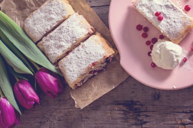 Strudel veya pasta ile kızılcık