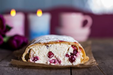 Strudel veya pasta ile kızılcık