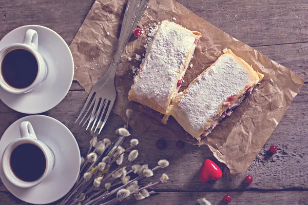 Apfelstrudel of taart met veenbessen — Stockfoto