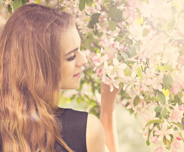 Mujer en flor de primavera . —  Fotos de Stock