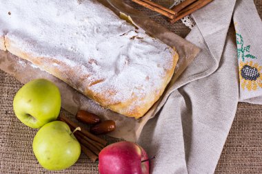 Apple strudel veya elmalı turta