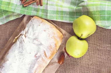 Apple strudel veya elmalı turta