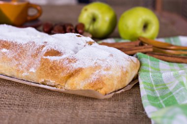 Apple strudel veya elmalı turta