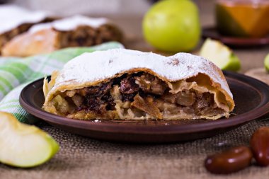 Apple strudel veya elmalı turta 
