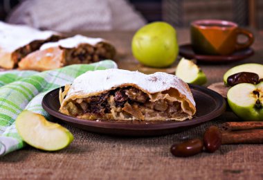 Apple strudel veya elmalı turta 
