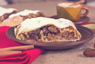 Apple strudel veya elmalı turta 