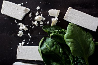 Taze ıspanak ve beyaz peynir