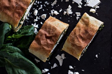 Pasta veya ıspanaklı turta 