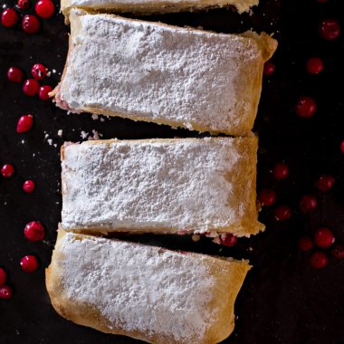 Strudel veya pasta peynir ile 