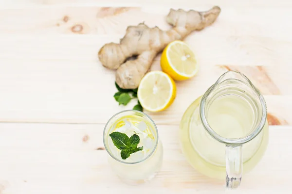 Limonade mit Zitrone — Stockfoto