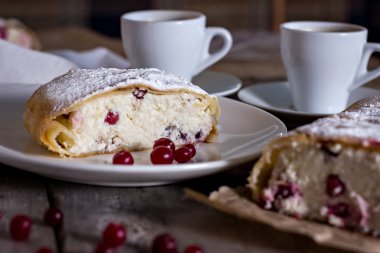 Strudel veya pasta peynir ile 