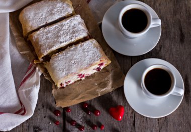 Strudel veya pasta peynir ile 