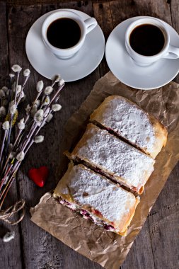 Strudel veya pasta peynir ile 