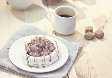 Beyaz meringues kahverengi çikolata ile 