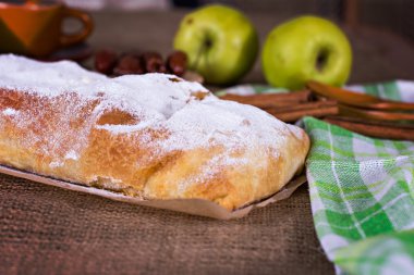 Apple strudel veya elmalı turta