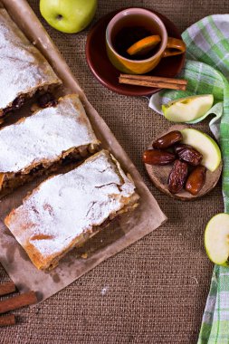 Apple strudel veya elmalı turta