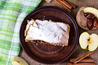 Apple strudel veya elmalı turta