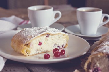 Strudel veya pasta ile kızılcık