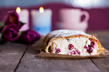 Strudel veya pasta ile kızılcık