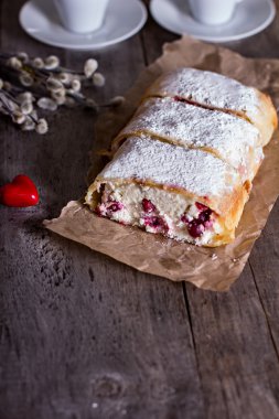 Strudel veya pasta ile kızılcık