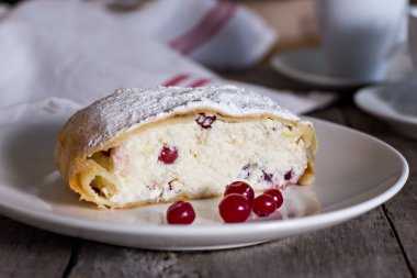 Strudel veya pasta peynir ile
