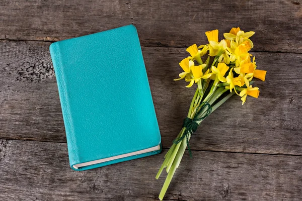 Yellow daffodils, notebook — Stock Photo, Image