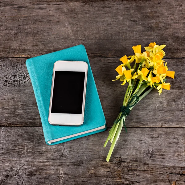 Yellow daffodils, notebook — Stock Photo, Image